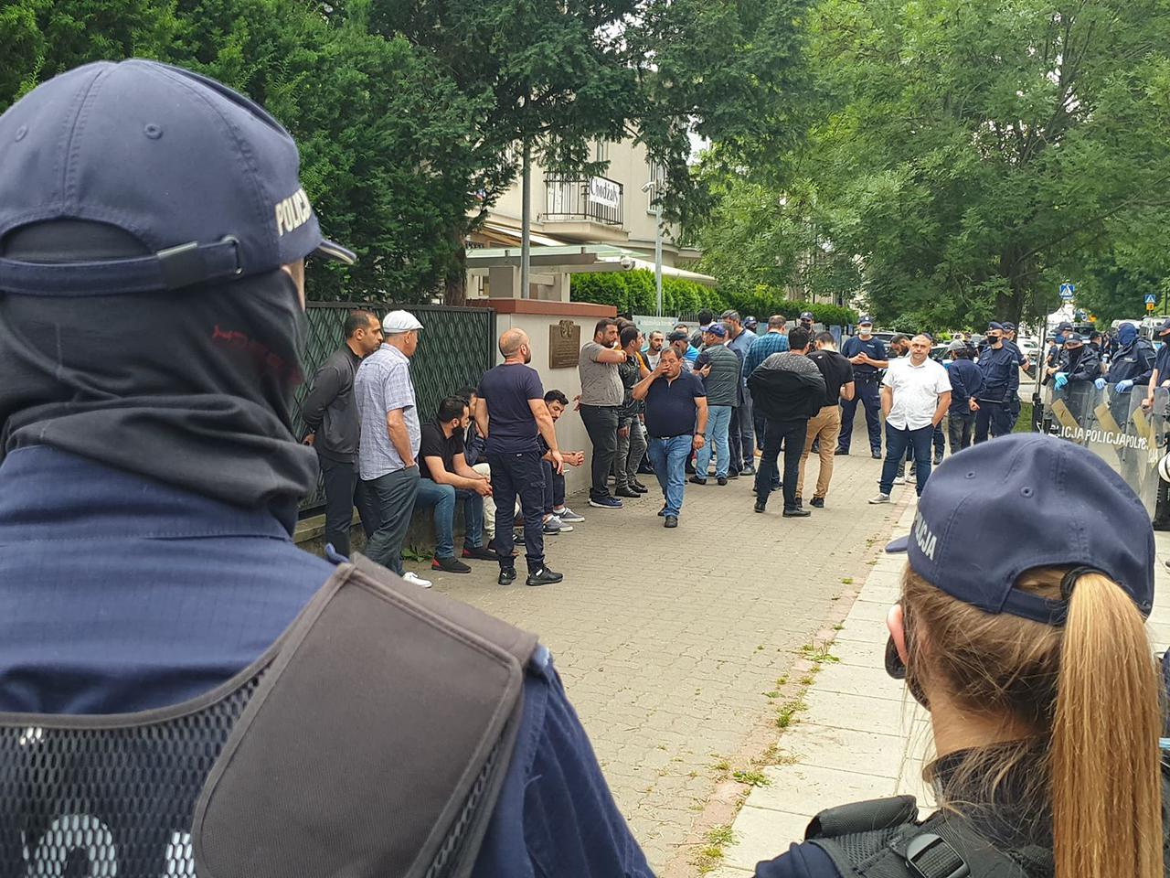 Saska Kępa zablokowana: Trwają manifestacje przed ambasadą Azerbejdżanu [UTRUDNIENIA] 