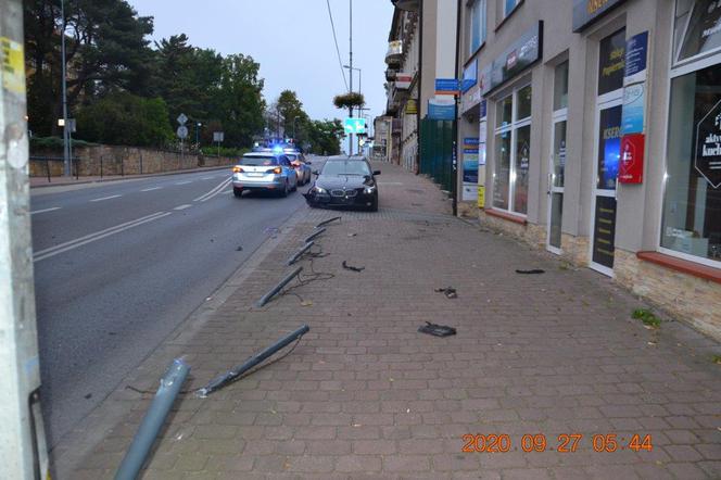 Tarnów. Pijany kierowca ściął słupki na ul. Mickiewicza. Policja odwiedziła go w domu