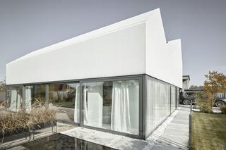 Biały dom w Łomiankach projektu moomoo architects