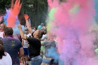 Holi Święto Kolorów w Sosnowcu. Kolorowy proszek dał radość