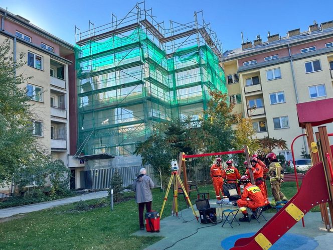 Pilna akcja służb na Ursynowie w Warszawie. Podczas rozbiórki budynku uszkodzono blok. Ewakuacja mieszkańców