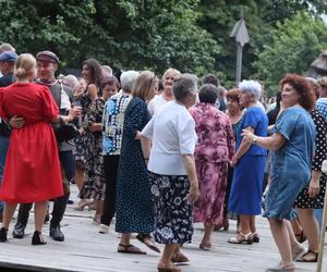 Wirują warkocze i wstążeczki. Tak bawili się lublinianie na potańcówce w skansenie!