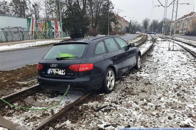 Audi na torowisku na Ślężnej we Wrocławiu. To był początek kłopotów kierowcy i pasażerki