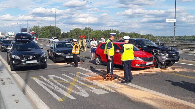 Karambol na moście Łazienkowskim. Trzy rozbite auta, jedna osoba ranna