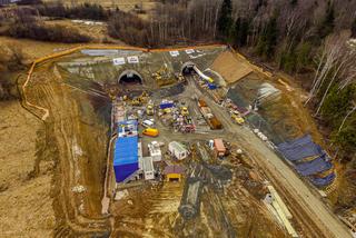 Budowa tuneli pomiędzy Milówką a Przybędzą na trasie S1 w Beskidach idzie pełną parą - nowe zdjęcia