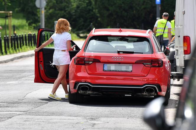 Wstyd Kasiu! Zielińska parkuje na środku ulicy swoje Audi RS4 warte 400 tysięcy i idzie na zakupy