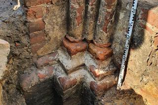 Sensacyjne odkrycie na szczecińskim Podzamczu. Skarb krył się kilkadziesiąt centrymetrów pod brukiem