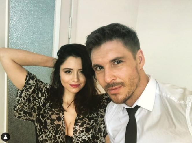 Mikołaj Roznerski i Adriana Kalska w mieszkaniu