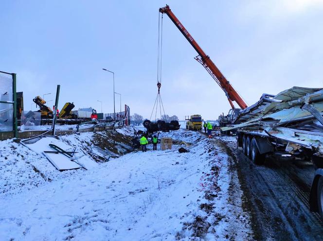 Poznań: Kierowca ciężarówki nie miał szans! Zniszczenia na A2 są ogromne 