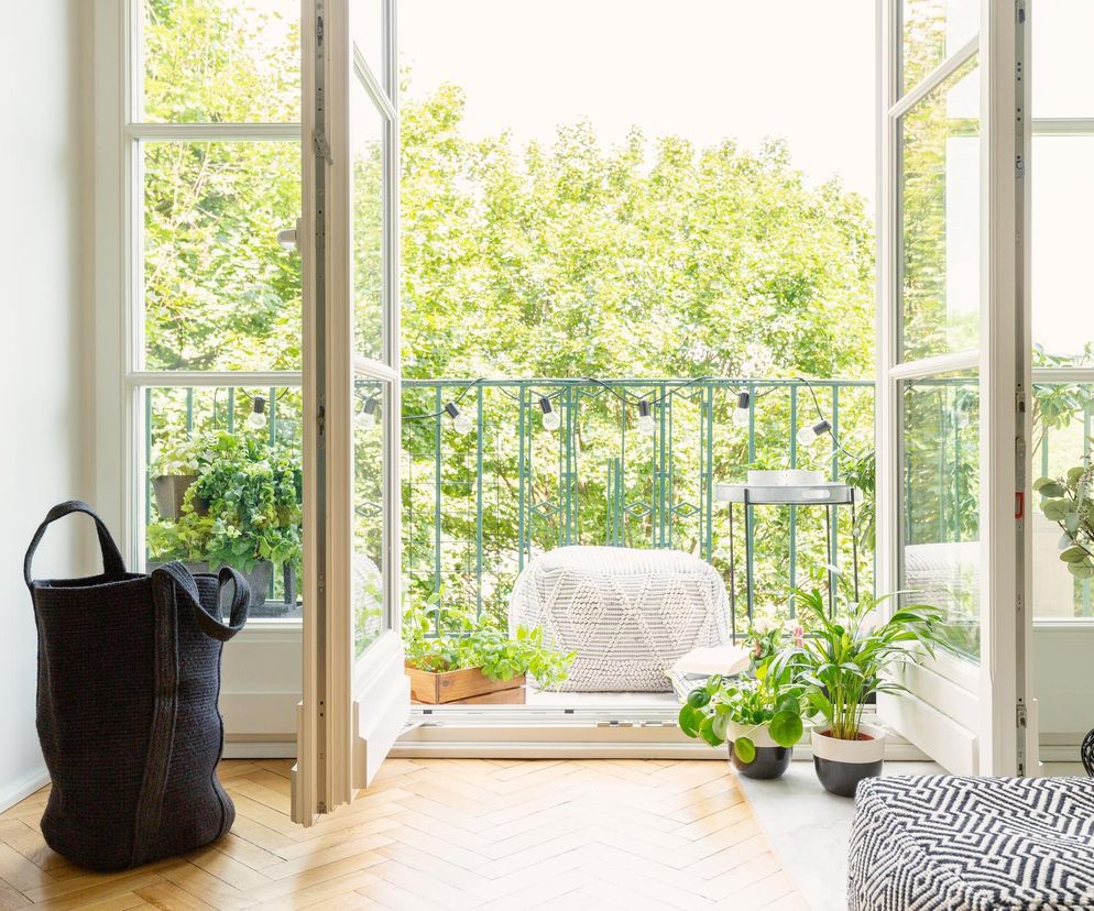 Mam długi, ale wąski balkon w bloku. Moje patenty na stylowe i funkcjonalne aranżacje