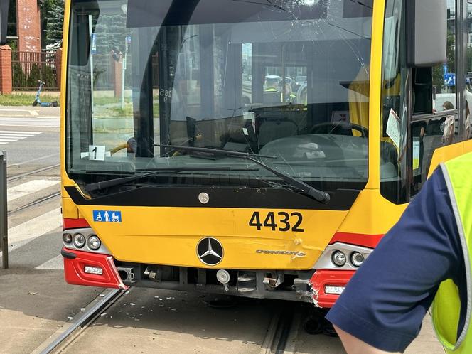 Czołowe zderzenie autobusu miejskiego z tramwajem. Kierowca zasłabł za kierownicą