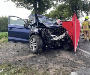 Audi zmiażdżone, ciężarówka na boku. 48-letnia kobieta zginęła w tragicznym wypadku 