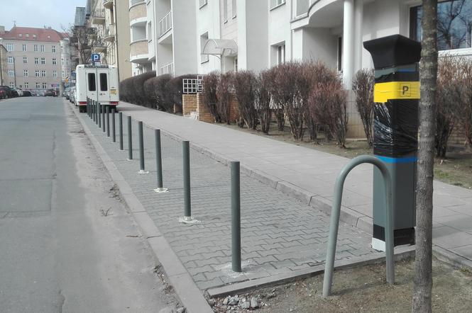 Na poznańskiej Wildzie na miejscach postojowych stoją słupki! Mieszkańcy są oburzeni, bo nie mają gdzie parkować!