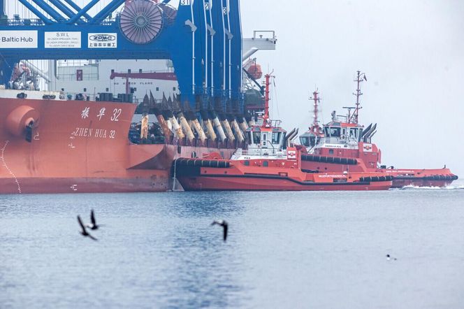 Gdańsk. Do nabrzeża Terminalu T3 na terenie Baltic Hub przybił statek Zhen Hua 32, na pokładzie którego do portu przypłynęły trzy ogromne suwnice przeznaczone do obsługi kontenerowców przy terminalu T3