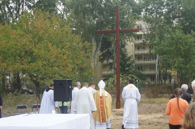 Poświęcenie krzyża na terenie parafii.