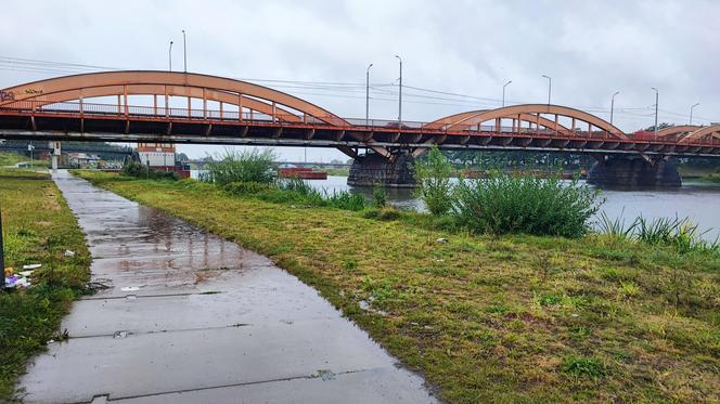 Alert dla Wrocławia. Mieszkańcy przygotowują się na podtopienia. Jaki jest stan rzek? Radar opadów 