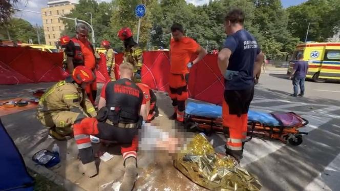 Wypadek na Mokotowie. Auto dachowało i wpadło w grupę ludzi! Są ciężko ranni