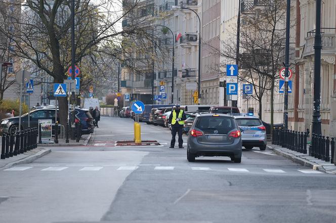 Policjanci zablokowali ul wiejską