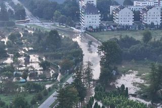 Wrocław walczy z wielką wodą. Rzeka wylewa na Stabłowicach, ludzie układają worki z piaskiem 