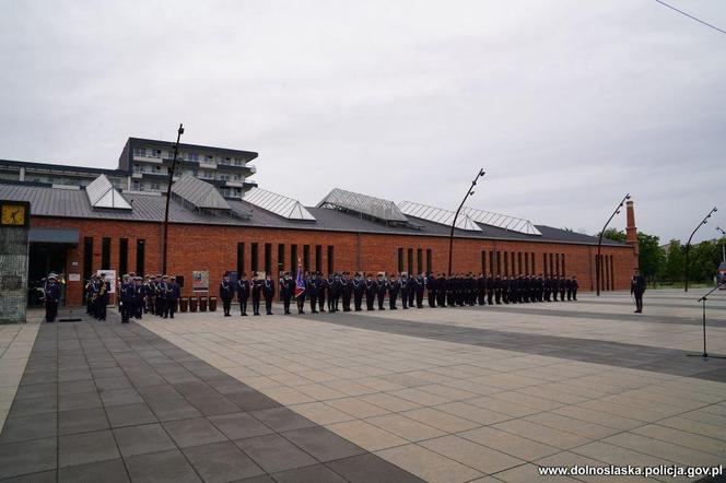 Dolnośląska policja przyjęła aż 37 nowych funkcjonariuszy. Zobacz zdjęcia i nagranie ze ślubowania