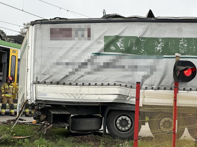 Potworne zderzenie w Ołtarzewie. Pociąg zmiótł w torów samochód ciężarowy