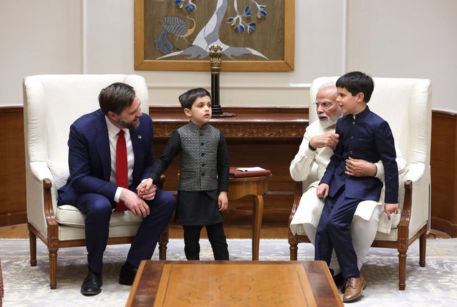 Rozmowy pokojowe w Delhi. Wiceprezydent USA Vance: Rosja i Ukraina będą musiały dokonać wymiany terytoriów.