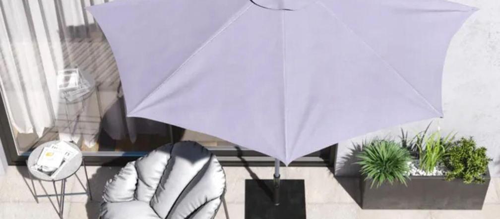 Parasol na balkon w bloku