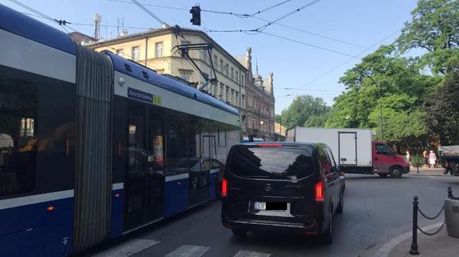 Kraków: Nowy dzień, nowe wykolejenie. Tramwaj wyleciał z szyn w centrum miasta