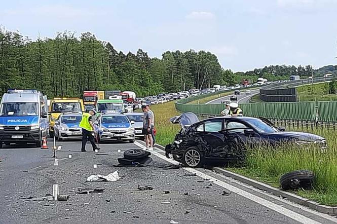 Groźny wypadek na S7. Rozpędzone auto wjechało w nieoznakowany radiowóz [ZDJĘCIA, WIDEO]