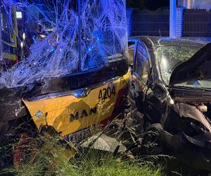 Dramatyczny wypadek we Włochach. Autobus zdzerzył się z osobówką