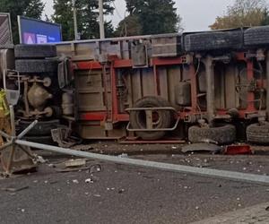 Zboże wysypało się na drogę! Utrudnienia na DK61 w Ostrołęce