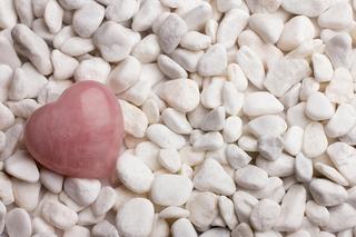 To tajny sposób czarownic, by zdobyć czyjeś serce! Ten kamień przyciąga miłość! 