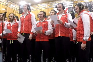 Reprezentacja Polski zaśpiewała kolędę. Lepiej rzucają czy śpiewają? [WIDEO]
