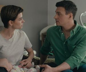 Na dobre i na złe odc. 960. Blanka (Pola Gonciarz), Nina (Rita Sobocińska), Krzysztof Radwan (Mateusz Damięcki)