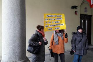 Rodzice protestowali przed sesją Rady Miejskiej Wrocławia