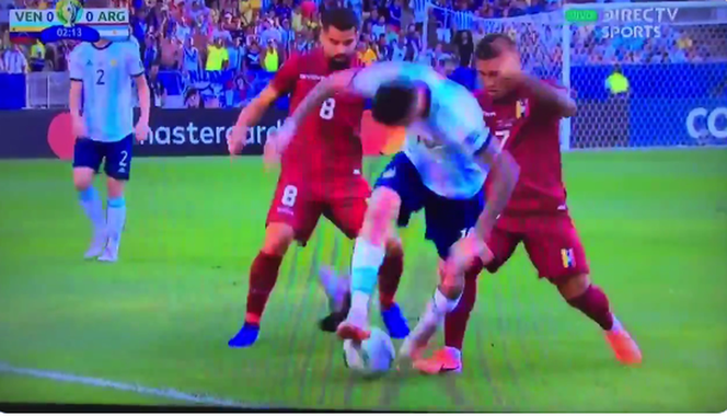 Piłkarz zaplątał się nogami o ptaka i przewrócił! Co za historia w Copa America! [WIDEO]