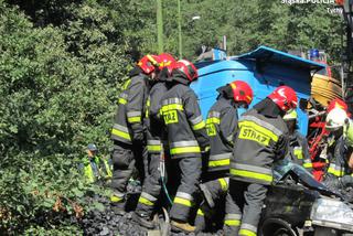 Tragiczny wypadek w Tychach. Ciężarówka z węglem przewróciła się na samochód osobowy. Jedna osoba nie żyje [ZDJĘCIA]
