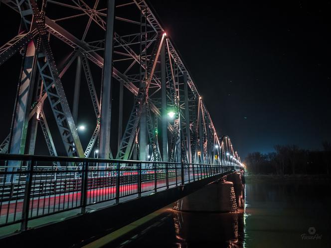 Nowy "stary" most im. Piłsudskiego w Toruniu. Nocna sceneria zachwyca