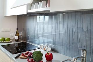 SZKŁO NA ŚCIANIE w kuchni: GALERIA pomysłów co na ścianę w kuchni zamiast płytek