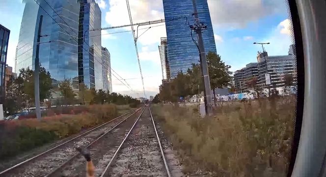 Wstrząsające nagranie z tramwaju. Rowerzysta przejechał na czerwonym świetle przez pasy