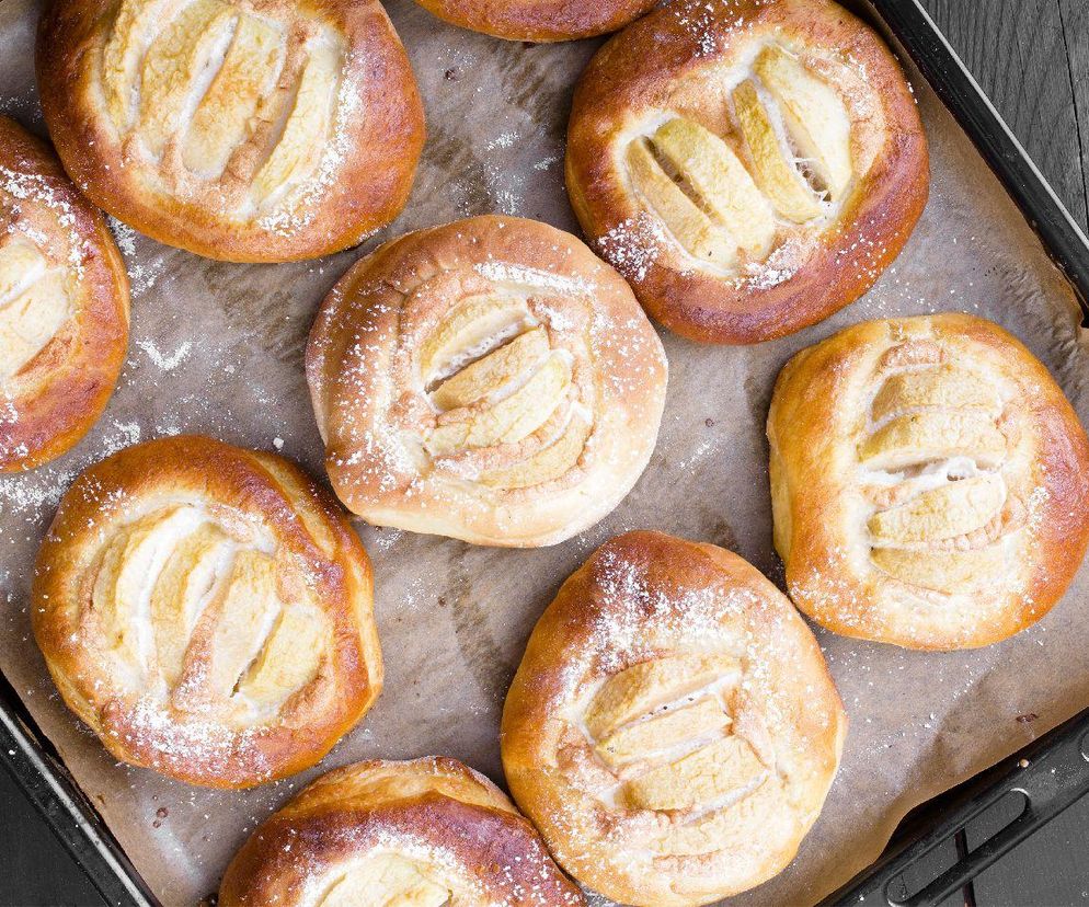 drożdżówki z jabłkami i cynamonem