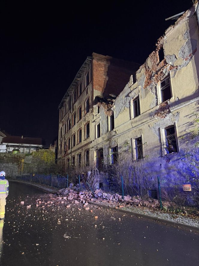 Ściana zawaliła się na drogę