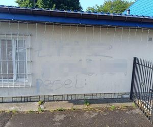 Łukasz podpisał się na ścianie posterunku. Zostawił nawet swój numer PESEL