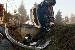 Straciła panowanie nad samochodem. Auto uderzyło w betonowy przepust