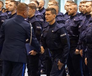 Nowi policjanci wypowiedzieli słowa przysięgi. Na Warmii i Mazurach rekrutacja wciąż trwa [ZDJĘCIA]