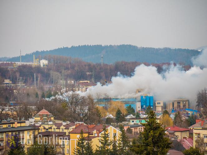 Potężny pożar fabryki w Gorlicach. Kilkanaście zastępów straży w akcji 