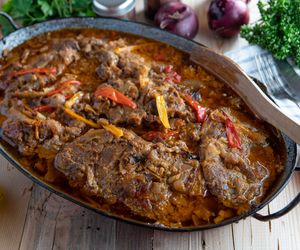 Bitki z karkówki w sosie własnym - prosty przepis na klasyczne danie