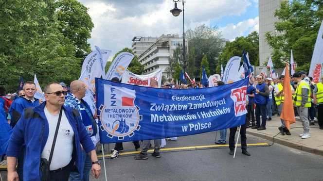 Protest hutników w Warszawie. Idą od Sejmu do Kancelarii Premiera