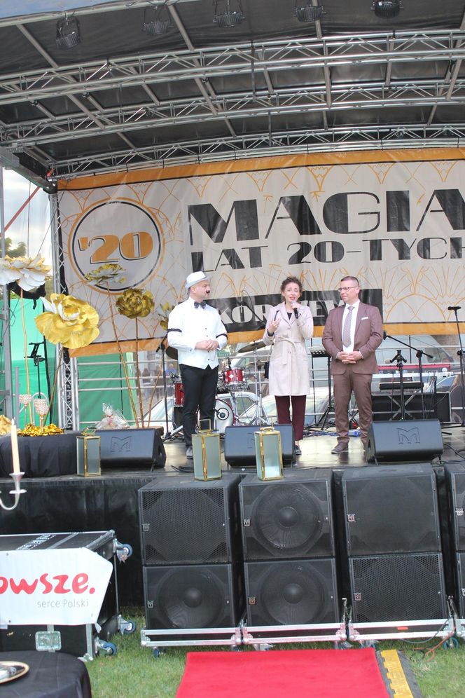 Było spotkanie z modą, muzyką i samochodami z lat 20. w Korczewie. Za nami impreza „Magia lat 20-tych” 2025