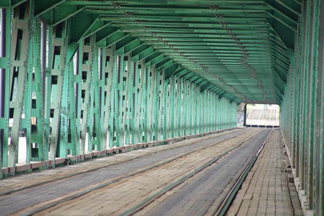 Torowisko mostu Gdańskiego wciąż jest drewniane
